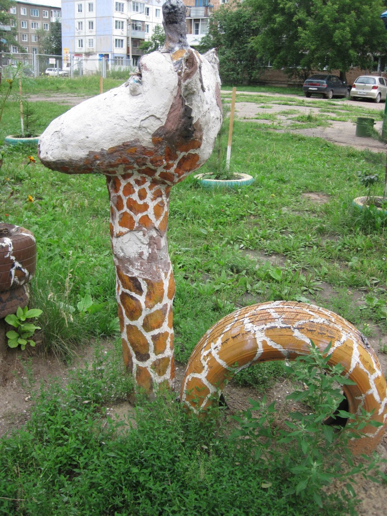 Жираф на детской площадке
