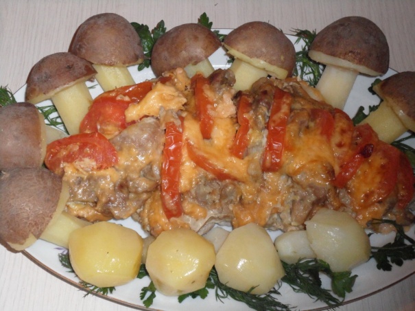 Свинина, запеченная с грибами и помидорами под сыром