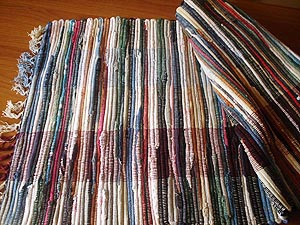Плетем уютный коврик из лоскутков ткани с помощью картонного листа
