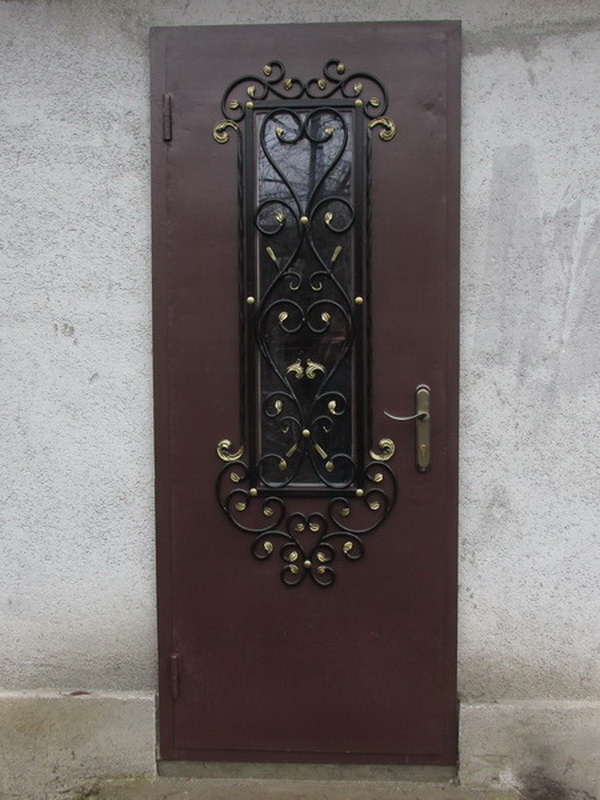 Металлическая дверь с окном и декором в технике холодной ковки