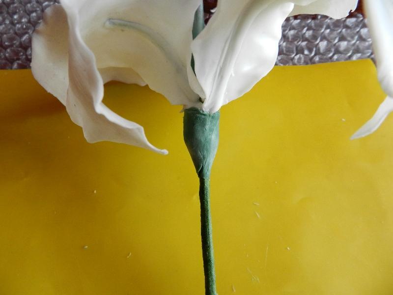Цветок из фарфора