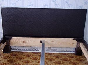 Обтянутая кожзамом спинка дивана